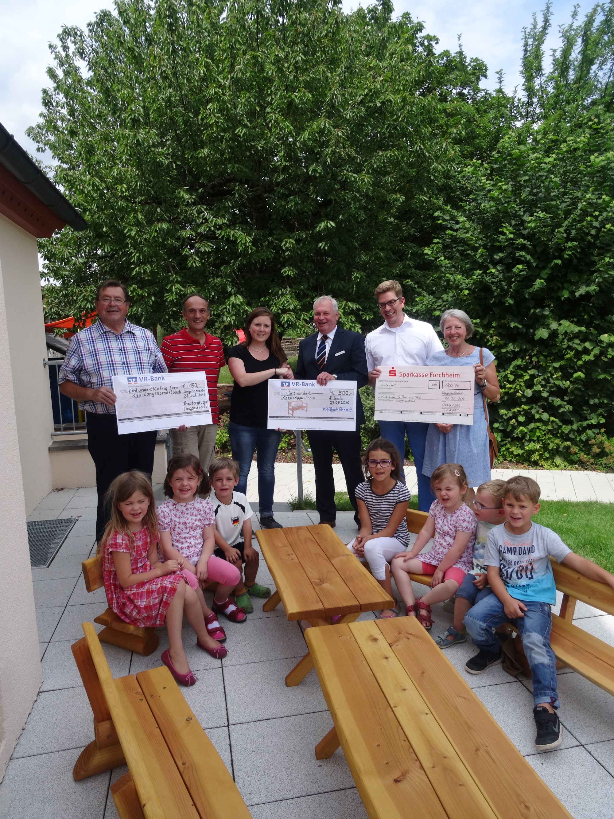 Spendenübergabe Sitzbänke