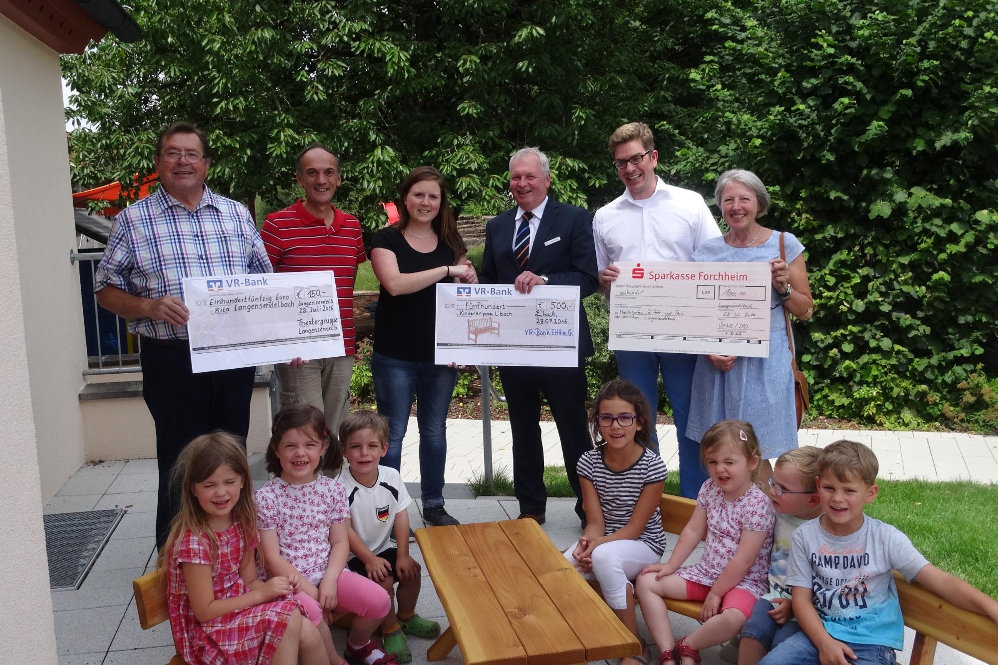 Spendenübergabe Sitzbänke